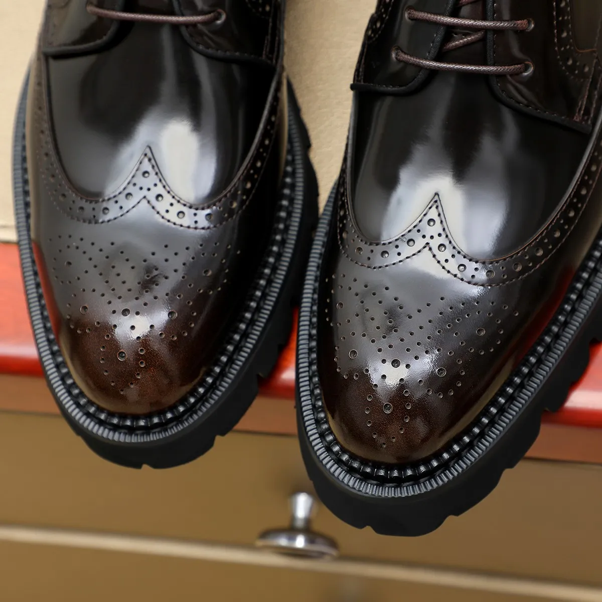 Men's shoes 💰620 💰 Louis Vuitton LV ® Autumn and Winter 🆕 models 🔛Full shoe counter First layer cowhide, 🐂leather lined casual shoes for men, super soft outsole, essential for driving. Counter synchronized original first layer cowhide completely 1:1 mold customization 🌹Top version, 2 colors available! Number: 38-45 (37.46. Customized)